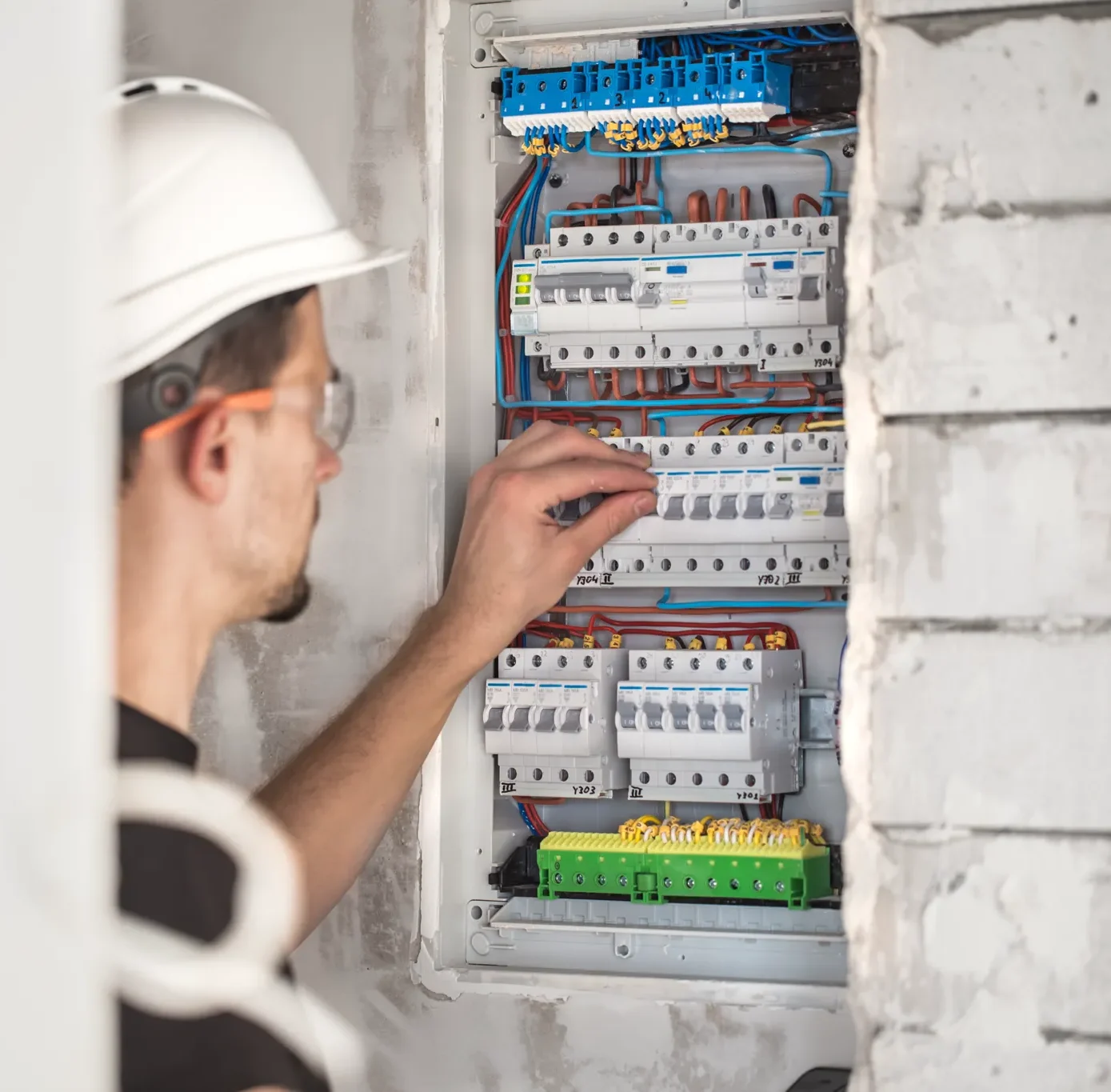 S. Brand _ © tr3ndworks.com 13 Staatlich geprüfter Elektrotechniker oder Elektromeister arbeitet an einem offenen Sicherungskasten