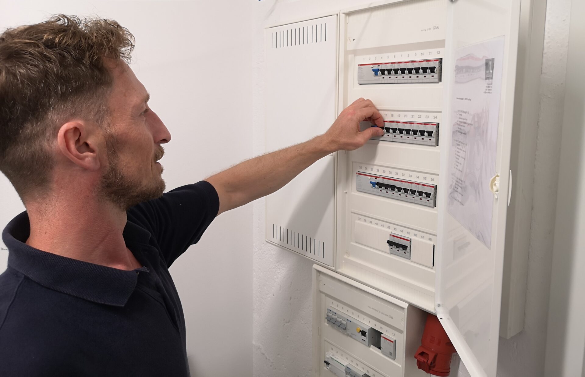 © S. Brand Elektrotechnik 8.1 Elektriker Netzwerk S. Brand Elektrotechnik, Staatlich geprüfter Elektrotechniker schaltet Sicherung