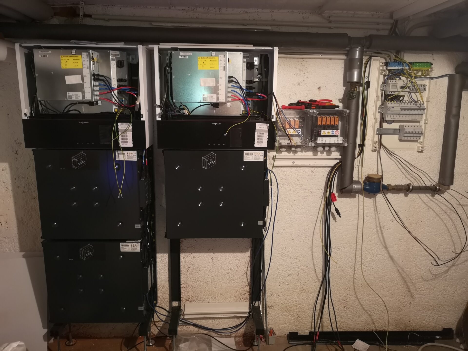 © S. Brand Elektrotechnik 10 S. Brand Elektrotechnik, staatlich geprüfter Elektrotechniker / Elektromeister schließen Wechselrichter an.