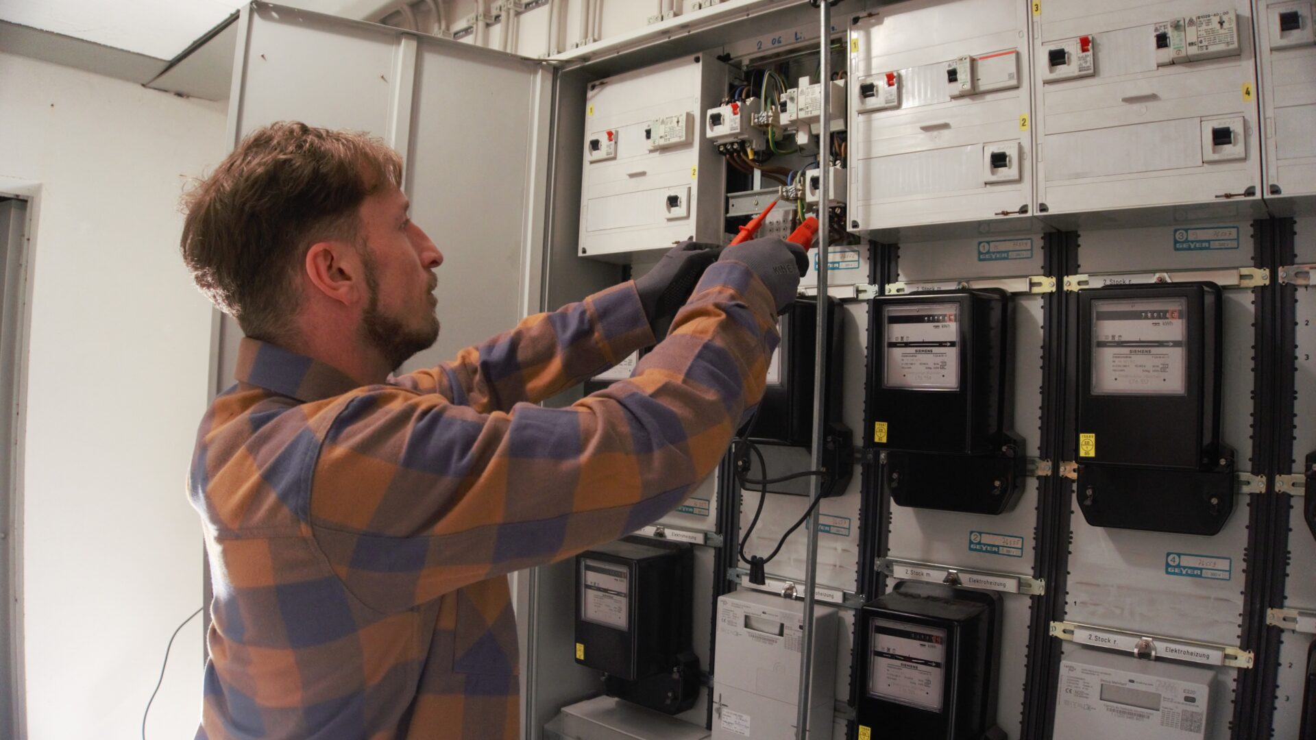 DSC06819 S. Brand Elektrotechnik, Firmeninhaber beim messen einer Zähleranlage wegen einer Fehlersuche der Elektroinstallation.