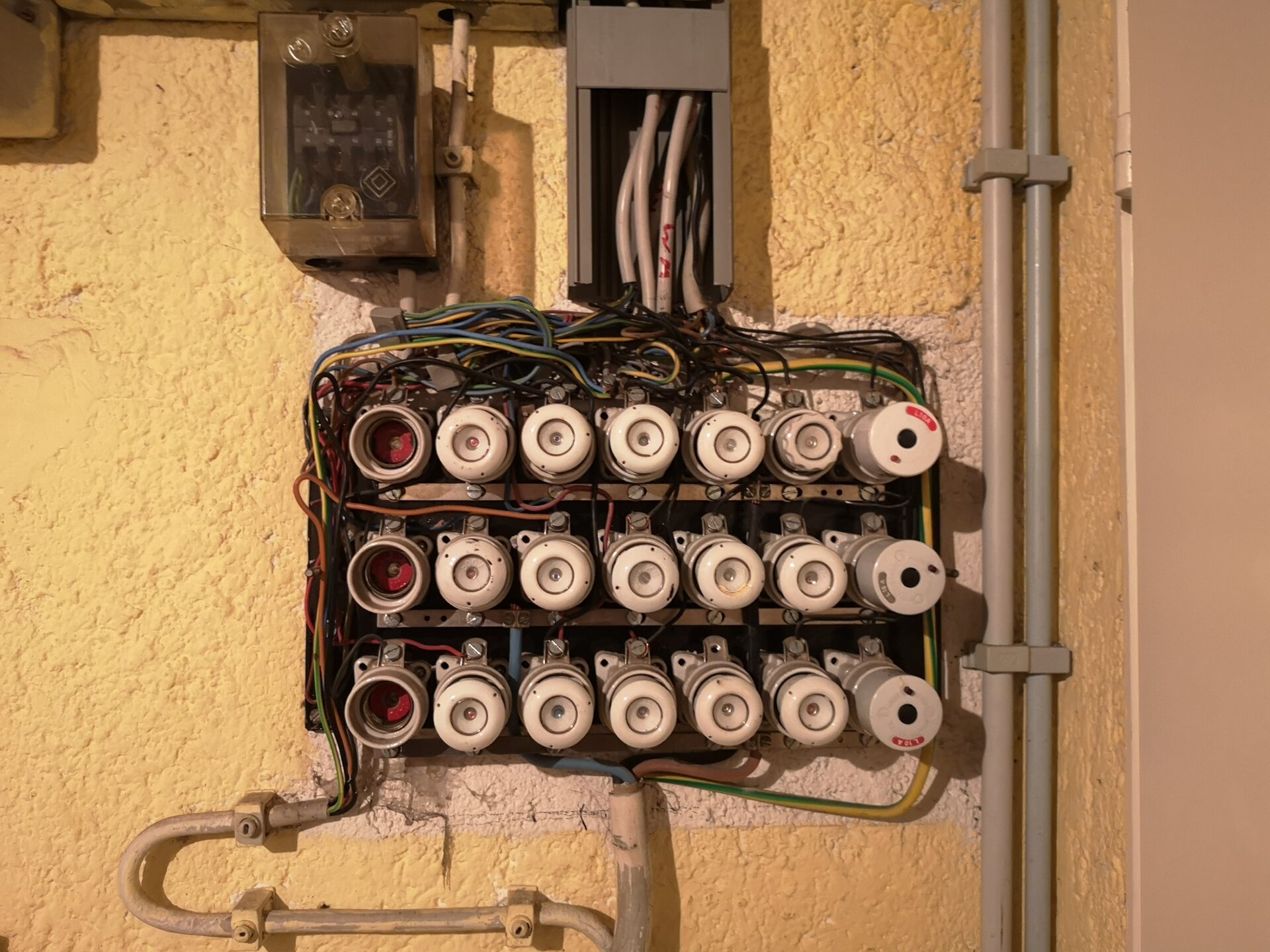 Elektrodienstleistungen in München - Stromunterverteilung Elektroinstallation, Gebäudetechnik, Wartung München